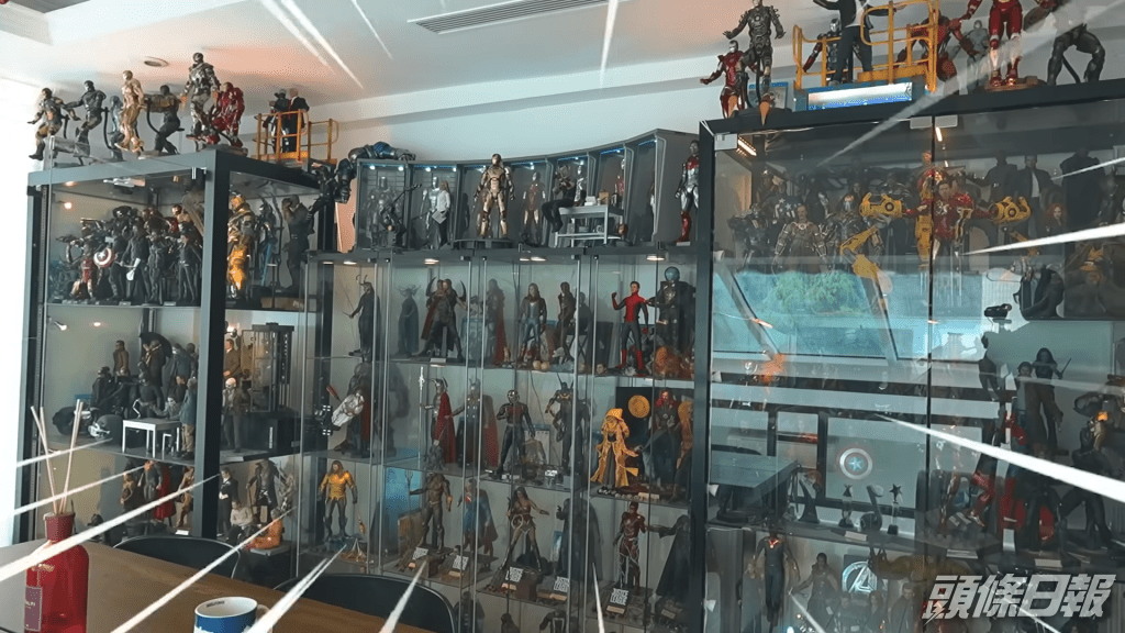 之後去到飯廳，有三絡大型玻璃飾櫃。